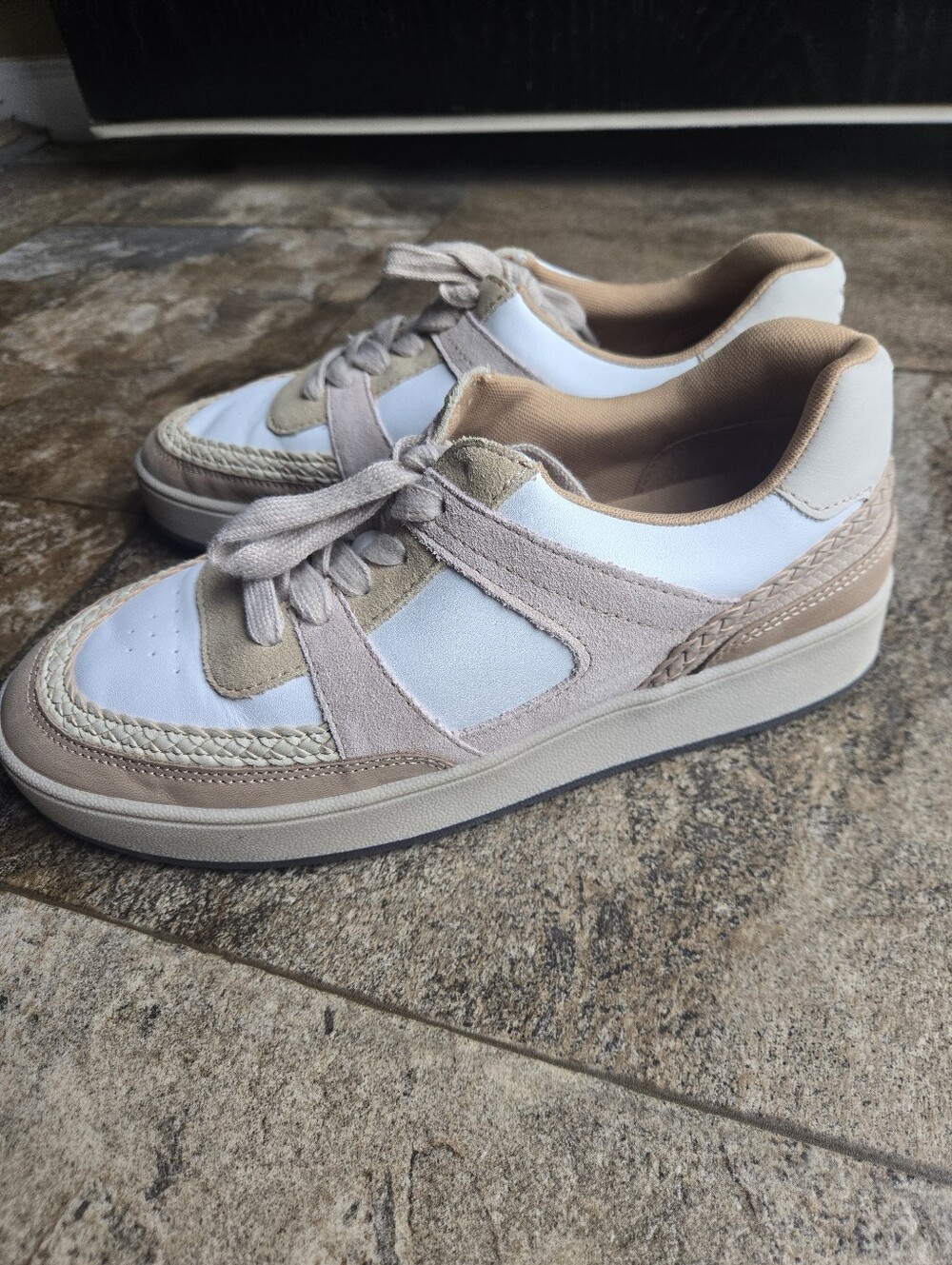 Lucky Brand Halinna Low Top Sneakers Beige And White Men's 8.5 Women's Size 10